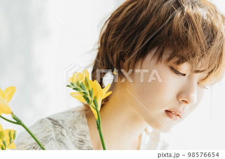 花とビューティな女性 花とビューティな女性 98576654