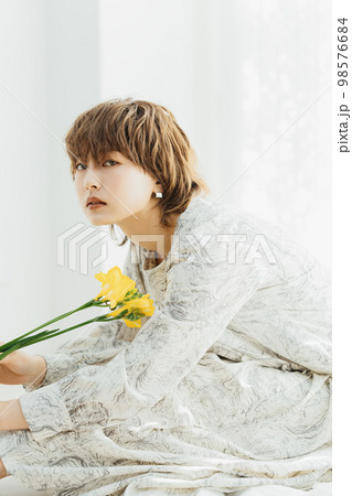 花とビューティな女性 花とビューティな女性 98576684