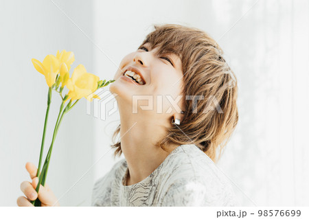 花とビューティな女性 花とビューティな女性 98576699