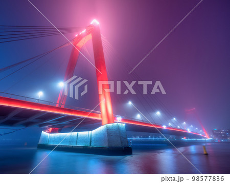 Willemsbrug, Rotterdam, Netherlands. View of the Willems bridge and the city center. 98577836