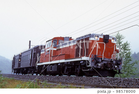 石勝線　ホロカ（信）　JR北海道　DE15-1545（空知）＋オヤ31-32（札幌）　オイラン 98578000