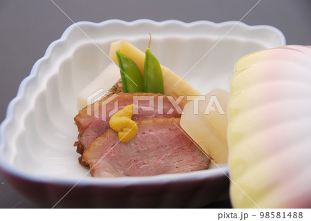 会席料理の中の一品として出てきた鴨肉の料理 98581488