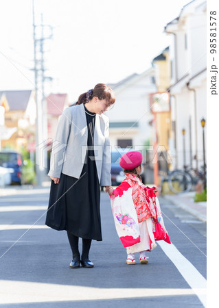 七五三の着物を着た女の子とお母さん 七五三の着物を着た女の子とお母さん 98581578