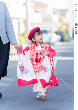 七五三の着物を着た女の子とお母さん 七五三の着物を着た女の子とお母さん 98581584
