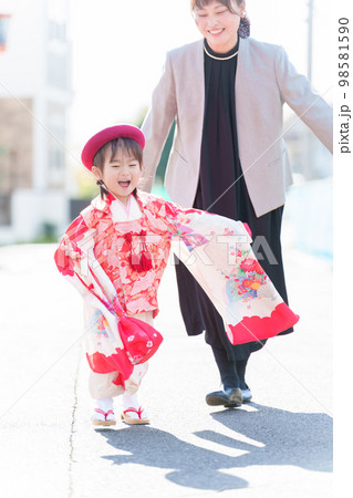 七五三の着物を着た女の子とお母さん 七五三の着物を着た女の子とお母さん 98581590