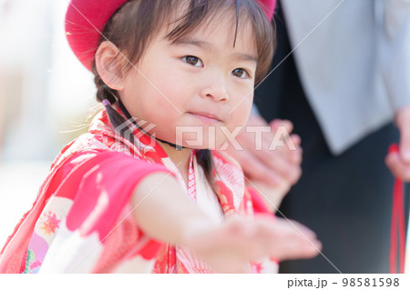 七五三の着物を着た女の子とお母さん 七五三の着物を着た女の子とお母さん 98581598