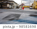 香川県高松市珍しい雪の朝坂の交差点 98581698