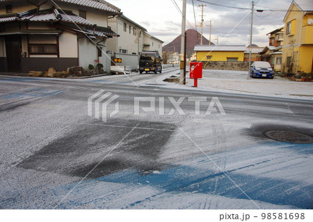 香川県高松市珍しい雪の朝坂の交差点 98581698