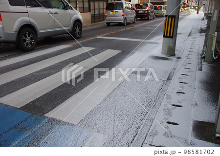 香川県高松市珍しい雪の朝の渋滞 98581702