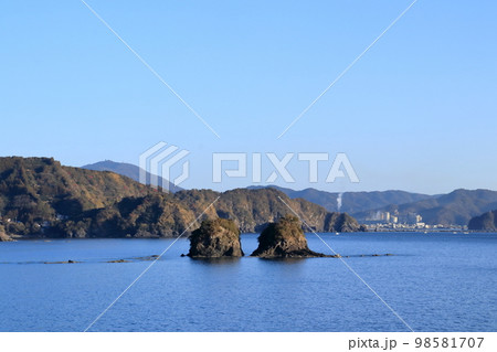 安和海岸沖に並ぶ双子島 冬 (高知県 須崎市) 安和海岸沖に並ぶ双子島 冬 (高知県 須崎市) 98581707