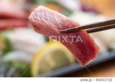 刺身盛り合わせパックのマグロ 98581718