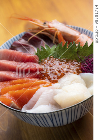 手作り海鮮丼 98581724