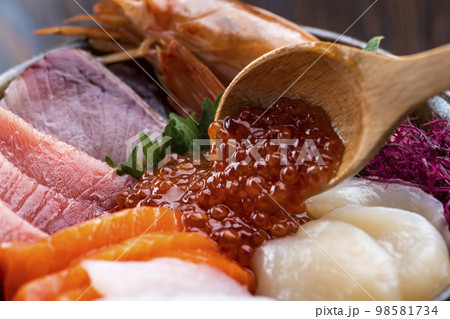海鮮丼にイクラをのせる 海鮮丼にイクラをのせる 98581734