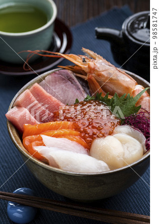 食卓に配膳された海鮮丼 食卓に配膳された海鮮丼 98581747