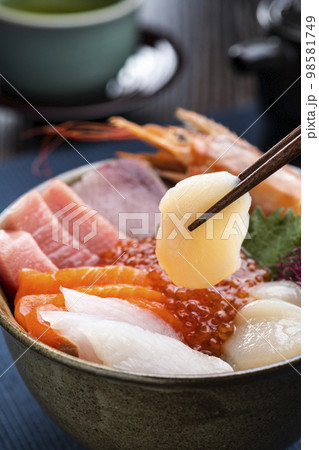 食卓に配膳された海鮮丼 食卓に配膳された海鮮丼 98581749