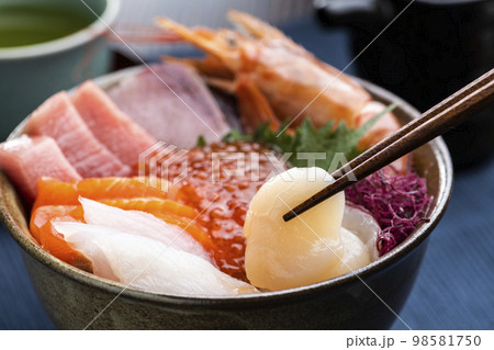 食卓に配膳された海鮮丼 食卓に配膳された海鮮丼 98581750