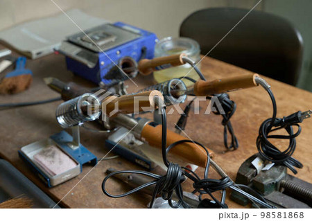 工場の大きなはんだごて 98581868