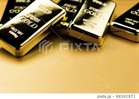 金色の背景に金塊のイメージ写真 金色の背景に金塊のイメージ写真 98581971