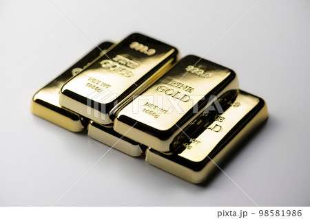 白背景に金の延べ棒のイメージ写真 98581986