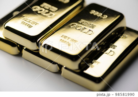 白背景に金の延べ棒のイメージ写真 白背景に金の延べ棒のイメージ写真 98581990