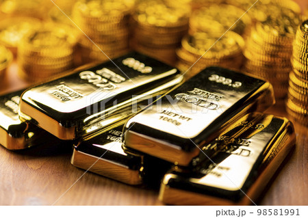 金の延べ棒と金貨のイメージ写真 金の延べ棒と金貨のイメージ写真 98581991