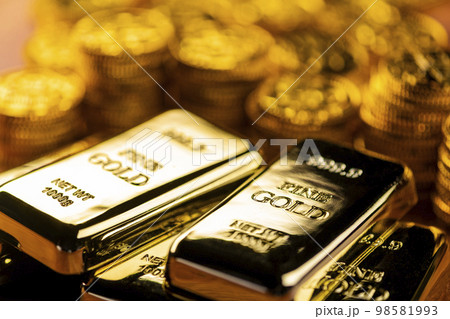 金の延べ棒と金貨のイメージ写真 金の延べ棒と金貨のイメージ写真 98581993