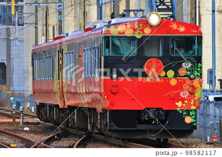 【JR西日本】キハ48形「花嫁のれん」（IRいしかわ鉄道線：森本駅） 98582117