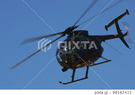 陸上自衛隊のOH-6ヘリコプター（退役）によるデモフライト 98582415