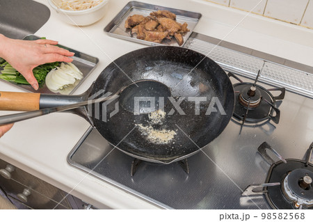 【レバニラ炒めを作る　にんにくを炒める】 98582568