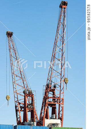Cranes in the seaport for lifting cargo 98582578