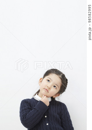 悩んだり、考えたりしている白背景の子供の女の子 98582995