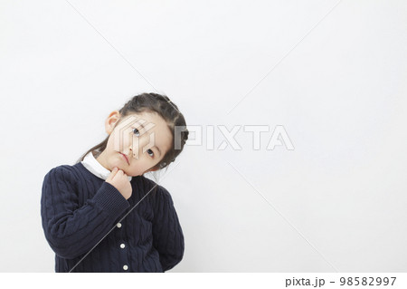 悩んだり、考えたりしている白背景の子供の女の子 98582997