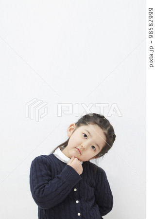 悩んだり、考えたりしている白背景の子供の女の子 98582999