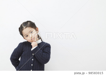 悩んだり、考えたりしている白背景の子供の女の子 98583015