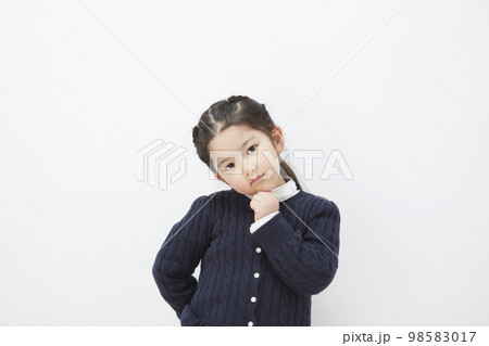 悩んだり、考えたりしている白背景の子供の女の子 悩んだり、考えたりしている白背景の子供の女の子 98583017