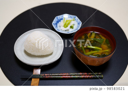 おにぎりと漬物とみそ汁 おにぎりと漬物とみそ汁 98583021