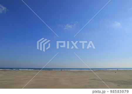 房総半島の九十九里浜と青い空と海 房総半島の九十九里浜と青い空と海 98583079