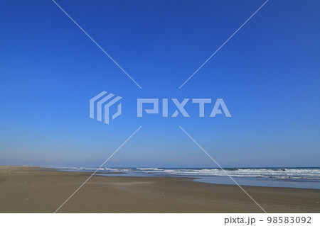 房総半島の九十九里浜と青い空と海 98583092