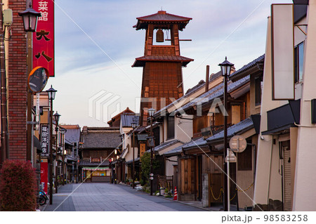 小江戸川越のシンボル　早朝の時の鐘 98583258