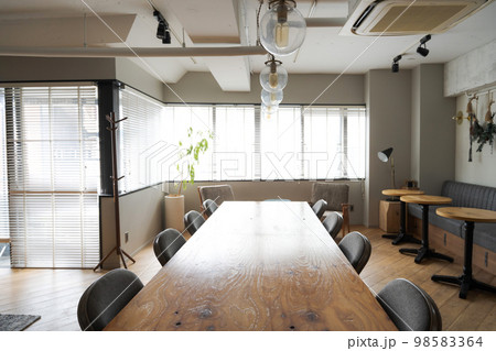 店内にあるダイニングテーブル 店内にあるダイニングテーブル 98583364