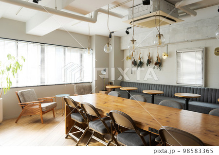 店内にあるダイニングテーブル 店内にあるダイニングテーブル 98583365