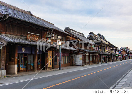 小江戸川越の人気観光名所　早朝の蔵造りの町並み 98583382