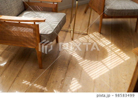 カフェにあるソファ 98583499