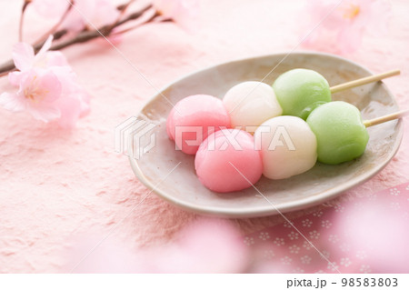 三色団子　お花見のイメージ素材 98583803