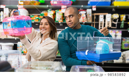 Couple shopping for cage for small animal Couple shopping for cage for small animal 98583892