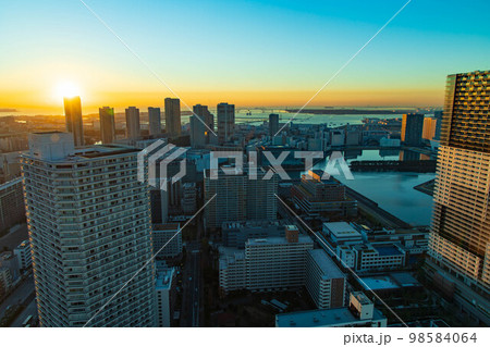 東京都市風景　朝焼けの豊洲とベイエリアの眺望 98584064