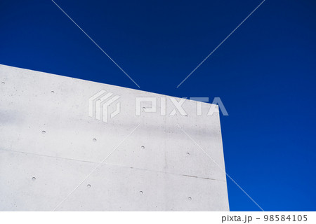 打ちっぱなしのコンクリートと快晴の青空の背景　高彩度 98584105