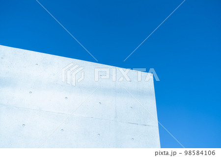 打ちっぱなしのコンクリートと快晴の青空の背景　ライトトーン 98584106