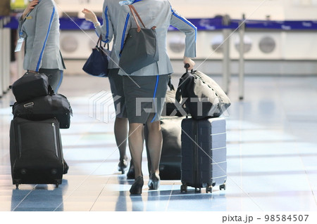搭乗口に向かう客室乗務員 国際線フライト 搭乗口に向かう客室乗務員 国際線フライト 98584507