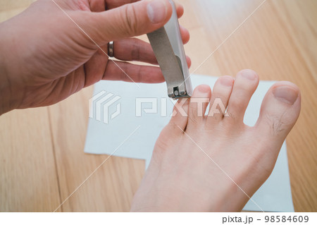足の爪切り 足の爪切り 98584609